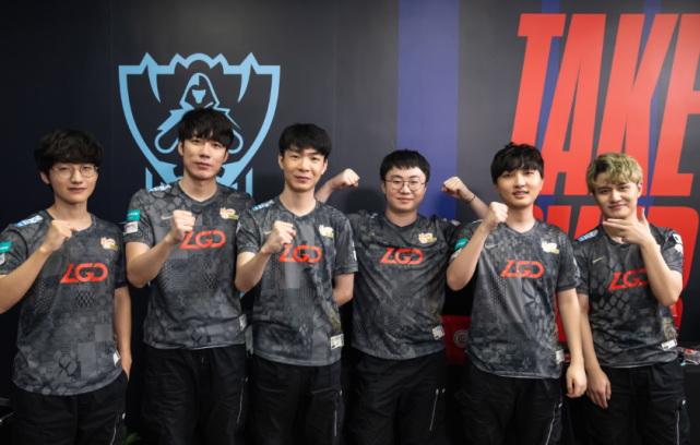 毫无悬念地 毫无悬念地